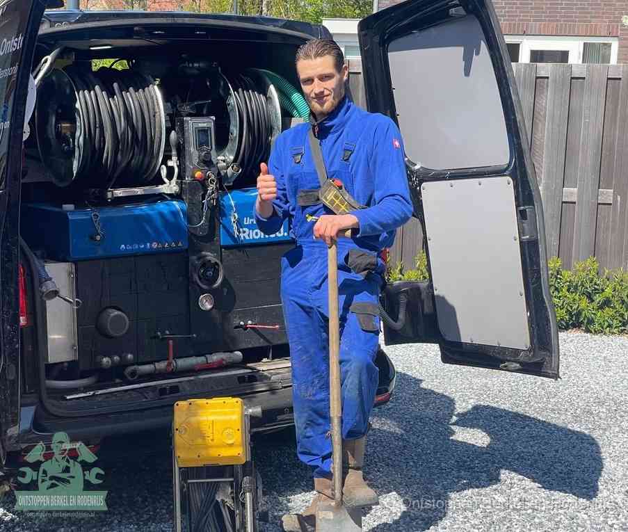 Een tevreden monteur met opgestoken duim naast de bestelbus, slim en snel ingrijpen bespaart geld bij een verstopping in Berkel en Rodenrijs