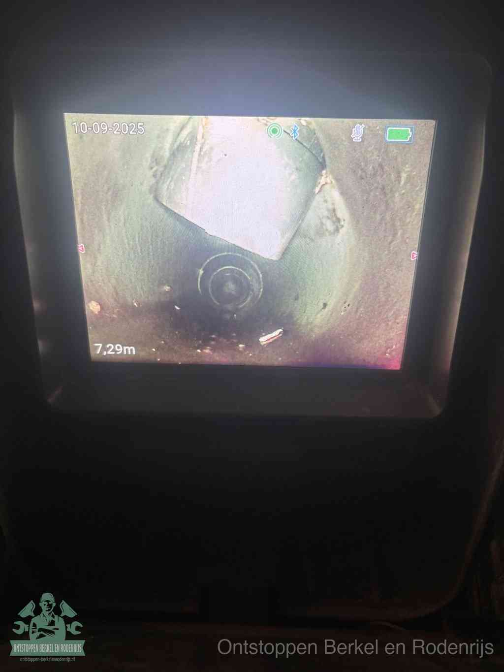 Het scherm van een rioolinspectiecamera toont de binnenkant van de leiding, eerst vaststellen waar de verstopping zit in Berkel en Rodenrijs