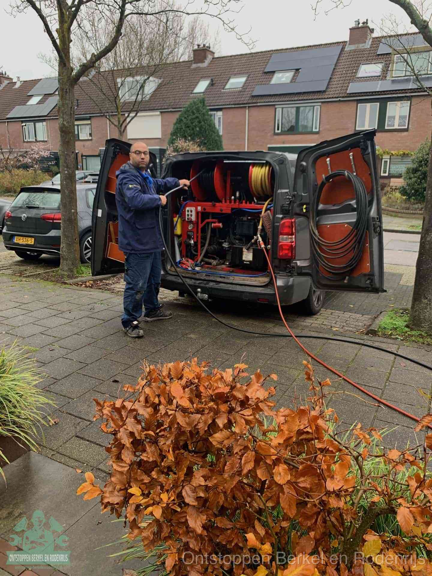 Een monteur staat bij zijn open bestelbus met hogedruk-rioolreinigingsapparatuur, klaar om binnen 30 minuten uit te rukken voor een spoedverstopping in Berkel en Rodenrijs