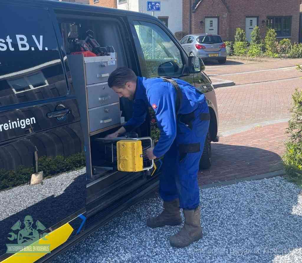 Een monteur pakt gereedschap uit de bedrijfsbus, het moment om een professionele ontstoppingsdienst in te schakelen in Berkel en Rodenrijs