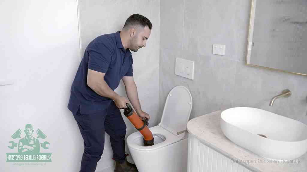 Een wc wordt met een handmatige ontstopper losgepompt, een verstopt toilet zelf ontstoppen met huismiddelen in Berkel en Rodenrijs